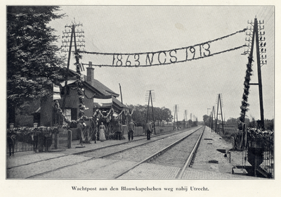 801252 Gezicht op de versierde wachtpost 5 bij de spoorwegovergang aan de Blauwkapelseweg in de gemeente Maartensdijk, ...